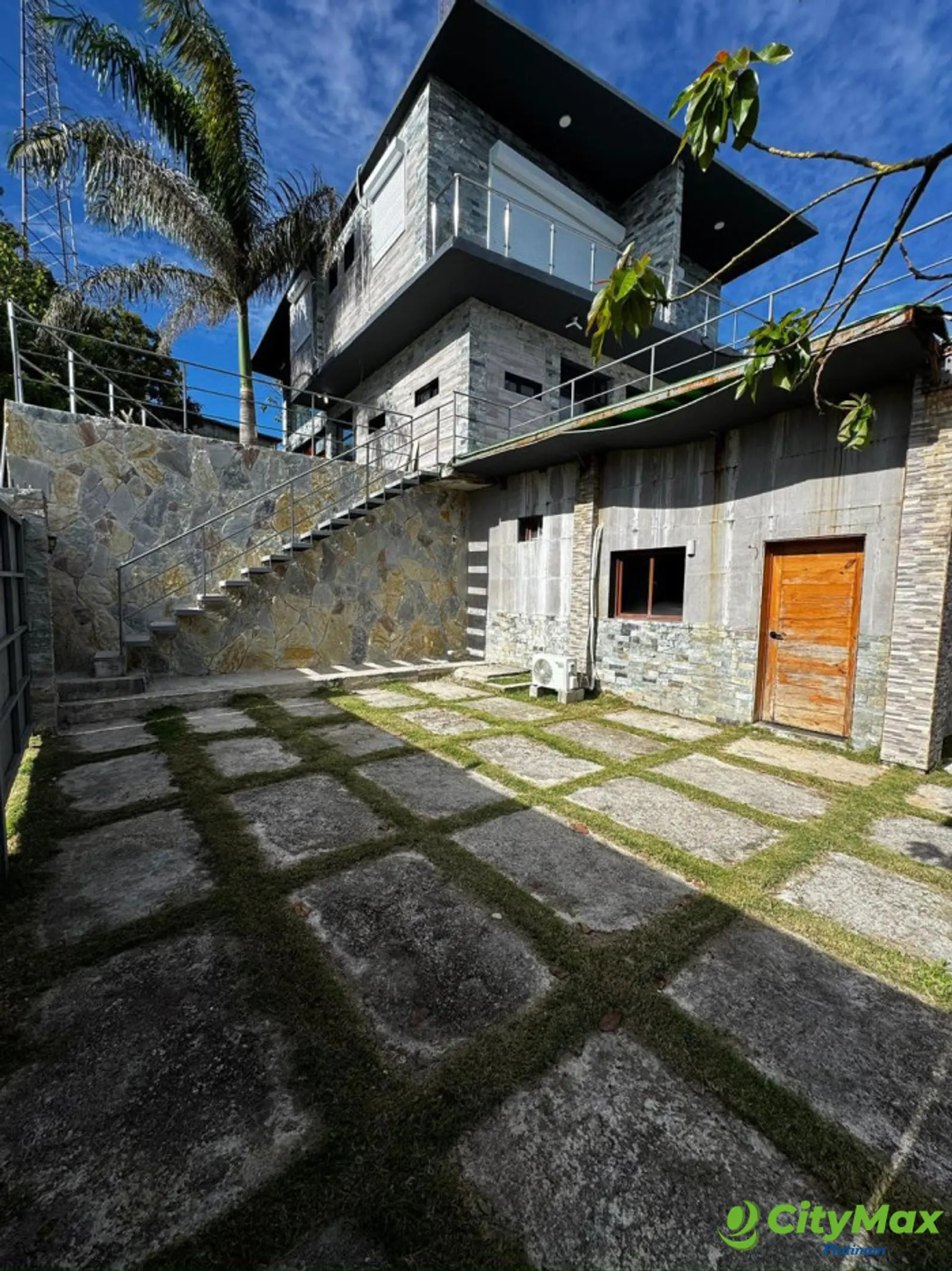 Venta de Espectacular Villa, La Colonia San Cristobal - foto 1