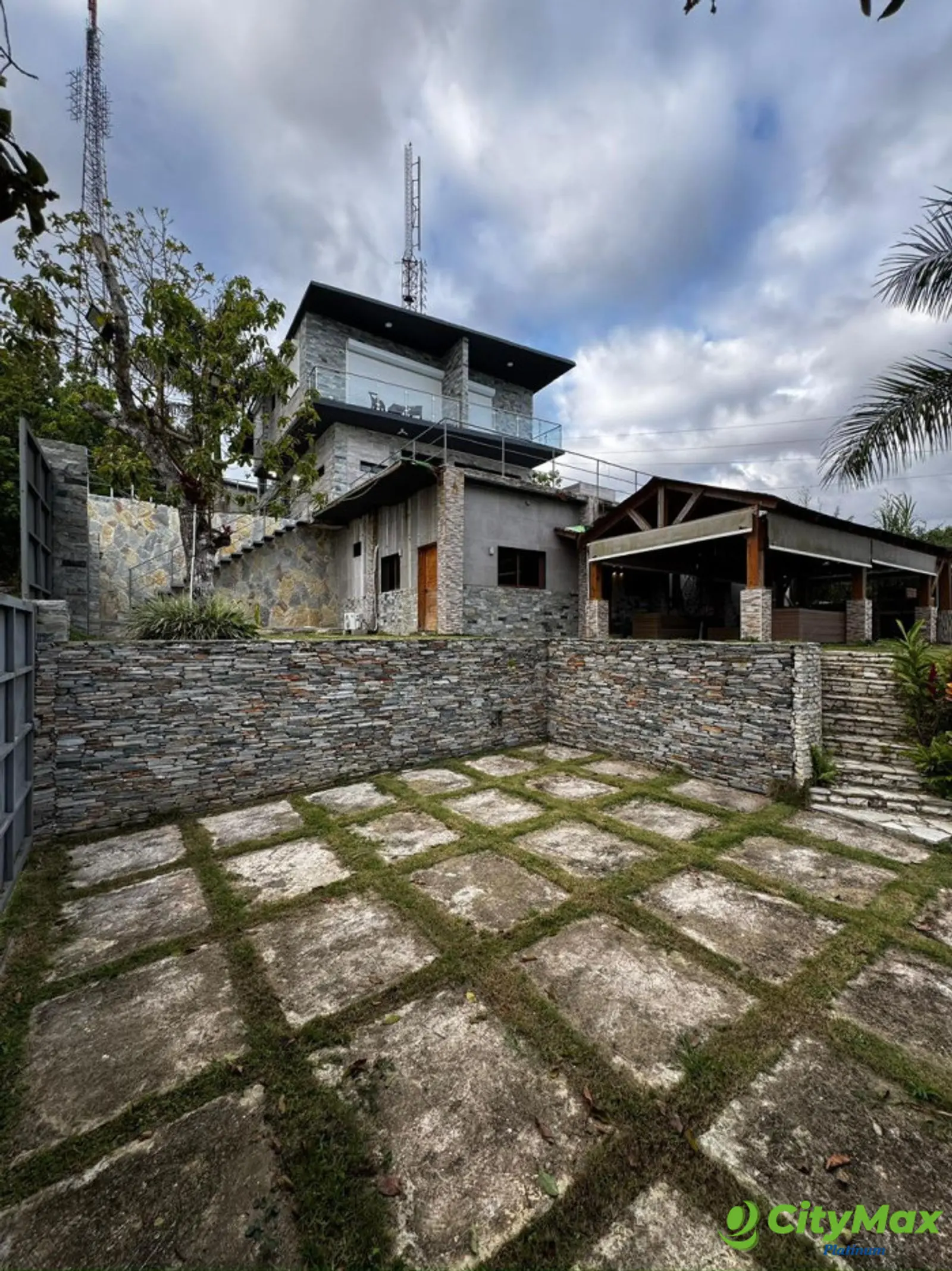 Venta de Espectacular Villa, La Colonia San Cristobal - foto 2